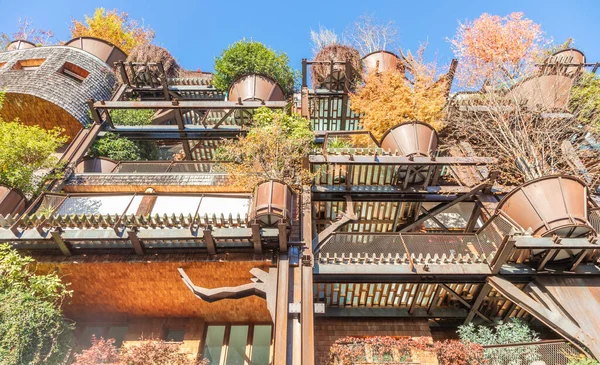 トリノ イタリア Circa 2021年11月 不動産緑の住宅ビル モダンなデザイン 植物や木材を統合した外観 このツリーハウススイートは25ベルデという名前です ストック画像