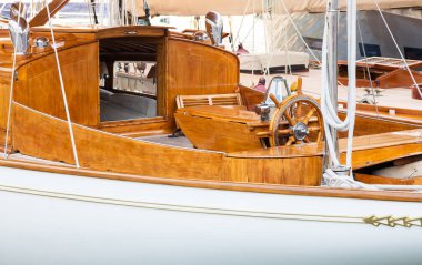 Lüks bir yat. Tatil turizmi ya da seyahat ve zenginlik konsepti için konforlu pahalı ahşap tasarım ve mobilya