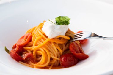 İtalyan makarnası - Burrata peynirli spagetti yakın plan, Akdeniz diyeti