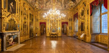 Torino, İtalya - Ocak 2022: Carignano Sarayı 'ndaki barok eski oda