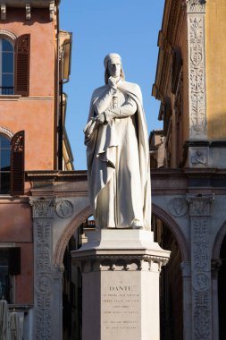 Verona, İtalya - Dante Alighieri heykeli, ünlü şair