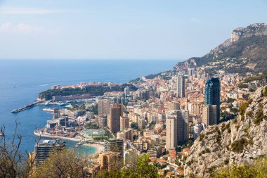 Monte Carlo - Ağustos 2022: şehrin panoramik manzarası. Monako limanı ve ufuk çizgisi.