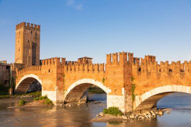 Verona, İtalya. Adige nehri üzerindeki Castelvecchio köprüsü. Şatonun eski manzarası gün doğumunda