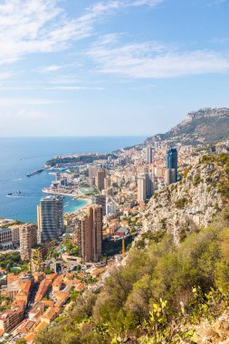 Monte Carlo - Ağustos 2022: şehrin panoramik manzarası. Monako limanı ve ufuk çizgisi.