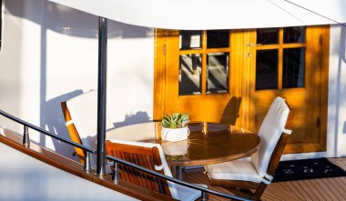 Lüks bir yat. Tatil turizmi ya da seyahat ve zenginlik konsepti için konforlu pahalı ahşap tasarım ve mobilya