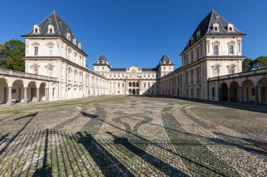 Torino, İtalya - Şubat 2023: kale dışı. Mavi gökyüzü ve gün ışığıyla tarihi bir yer.