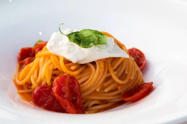 Talyan Makarnası Stracciatella Peynirli Spagetti Yakın Plan Akdeniz Diyeti — Stok fotoğraf