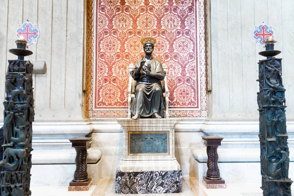 梵蒂冈 圣彼得大教堂 2023年3月 位于大教堂内部的圣彼得雕像 — 图库照片
