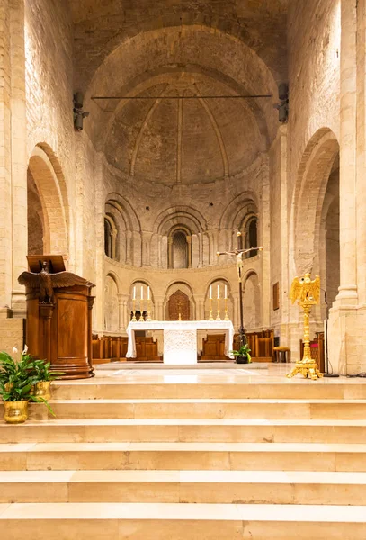 意大利万蒂米利亚 11世纪罗马天主教大教堂的内部祭坛 — 图库照片