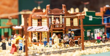 Torino, İtalya - Ekim 2022: Renkli plastik yapı taşlarından oluşan batı ortamı - eğlence ve eğitim