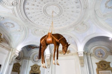 Rivoli, İtalya - Haziran 2022: Maurizio Cattelan kışkırtıcı çağdaş sanat - Novecento