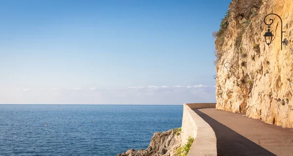 海の前の遊歩道 風景の中に青空 自由の概念 — ストック写真