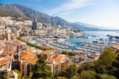 Monte Carlo - Ağustos 2022: şehrin panoramik manzarası. Monako limanı ve ufuk çizgisi.