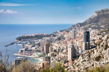 Monte Carlo - Ağustos 2022: şehrin panoramik manzarası. Monako limanı ve ufuk çizgisi.
