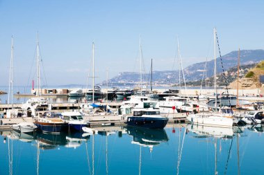 Ventimiglia, İtalya - Ağustos 2022: Cala del Forte limanı, Monte Carlo 'nun en son teknoloji marinası.