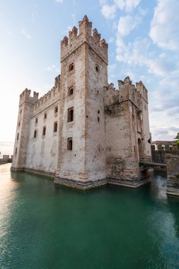 Sirmione, İtalya - Haziran 2022: Garda Gölü 'ndeki Sirmione Kalesi. Suda ortaçağ manzaralı bir bina