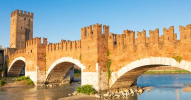 Verona, İtalya. Adige nehri üzerindeki Castelvecchio köprüsü. Şatonun eski manzarası gün doğumunda