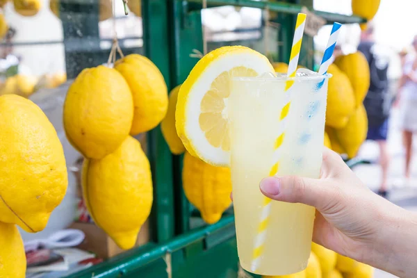 Yaz Boyunca Limon Arkaplanlı Sağlıklı Taze Limonata Ile Beyaz — Stok fotoğraf