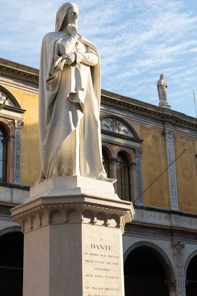 意大利维罗纳 阿利谢里雕像 著名的诗人古老雕塑 — 图库照片