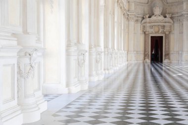 Reggia di Venaria Reale, İtalya - Ekim 2022: koridor perspektifi, lüks mermer, galeri ve pencereler - Kraliyet Sarayı