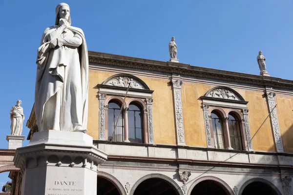 Verona Itálie Socha Dante Alighieri Slavný Básník Stará Socha — Stock fotografie
