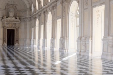 Reggia di Venaria Reale, İtalya - Ekim 2022: koridor perspektifi, lüks mermer, galeri ve pencereler - Kraliyet Sarayı