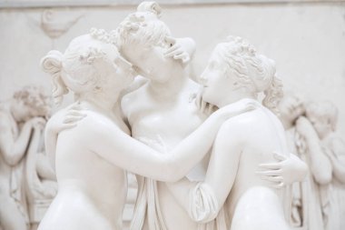 Possagno, İtalya - Haziran 2022: Antonio Canova 'nın Üç Zarafet adlı eseri, aşkın ve güzelliğin sembolü.