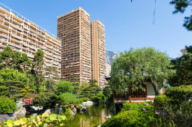 Monte Carlo - Ağustos 2022: Arka planda şehir bulunan Japon bahçesi