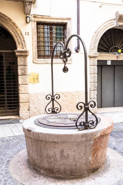イタリアのヴェローナ 7月2022 愛の有名な井戸 街の中心部でロマンチックな観光 — ストック写真