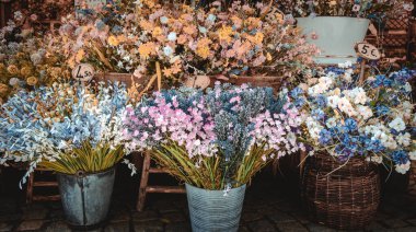 Halk caddesindeki klasik çiçek pazarı - retro cottagecore tarzı