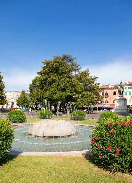 Verona Talya Haziran 2022 Alpler Çeşmesi Piazza Sütyen Bahçesi — Stok fotoğraf
