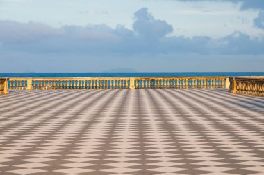 Livorno, İtalya. Ünlü Mascagni Terası - Terrazza Mascagni - satranç geometri desenli kaldırım