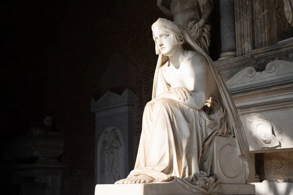イタリア 2023年6月 カトリック墓地 悲しい女性のアンティーク像 ロレンツォ バルトリーニ 1841年 — ストック写真