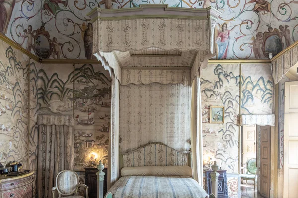 イタリアのマッシーノ 2023年4月 古い城のバロック様式の寝室 18世紀のオリジナルヴィンテージインテリア — ストック写真