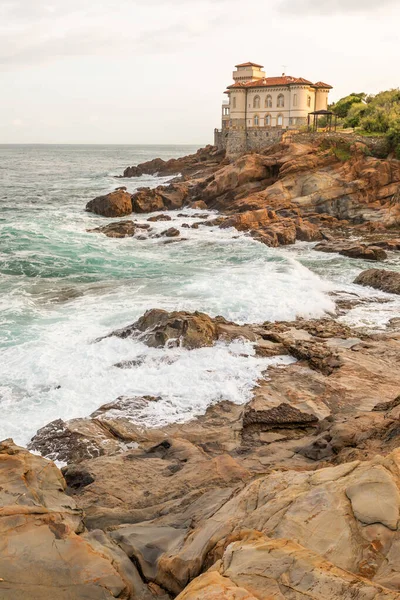 利沃诺 意大利 2023年7月1日 博卡勒城堡 海景日落 岩石和海水 — 图库照片