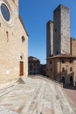 San Gimignano, İtalya - 29 Haziran 2023: İtalya sefaleti, ortaçağ gökdelenleri, mavi gökyüzü