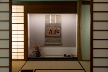 Geleneksel bir Japon çay odasının yeniden inşası. Minimum tasarım, hiç kimse.