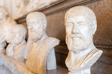 ROME, ITALY - CRCA AĞUSTOS 2020: Vatikan müzesinin iç koleksiyon perspektifi