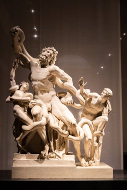 Bassano del Grappa, İtalya - Aralık 2022: Laocoon ve oğullarının heykeli, 1506 'da Roma' da yıkıldığından beri ünlü antik heykeller - Vatikan Müzesi