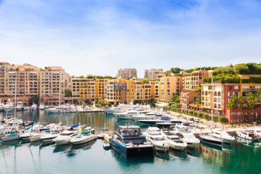 Fontvieille Limanı, Monte Carlo - 17 Ağustos 2023: Montecarlo 'nun ikinci limanında yatları olan şehir manzarası
