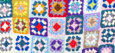 Çok renkli yün battaniye, geometrik arkaplan, retro dekoratif desen