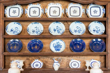 Eski çömlek koleksiyonu, antika İtalyan porseleni, 800 yılından kalma retro dekorasyon.