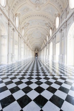 Reggia di Venaria Reale, İtalya - Ekim 2022: koridor perspektifi, lüks mermer, galeri ve pencereler - Kraliyet Sarayı