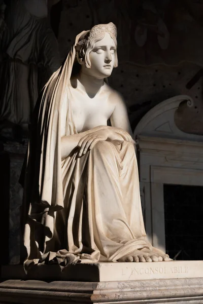 意大利比萨 2023年6月 洛伦佐 巴尔托里尼 Lorenzo Bartolini 创作的天主教公墓 悲伤女人的古老雕像 — 图库照片