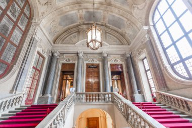 Torino, İtalya - Ocak 2022: Kraliyet Sarayı 'nda kırmızı halı - lüks mermer merdiven