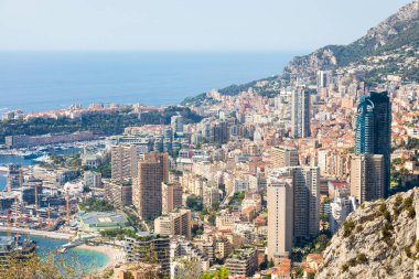 Monte Carlo - Ağustos 2022: şehrin panoramik manzarası. Monako limanı ve ufuk çizgisi.