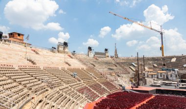 Verona, İtalya - Haziran 2022: işçiler ünlü Arena 'daki üçüncü gösteri için sahneyi hazırlıyorlar