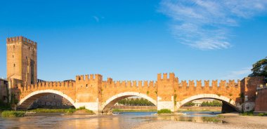 Verona, İtalya. Adige nehri üzerindeki Castelvecchio köprüsü. Şatonun eski manzarası gün doğumunda