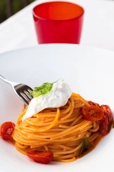 Pastas Italianas Espaguetis Con Queso Stracciatella Cerca Dieta Mediterránea — Foto de Stock