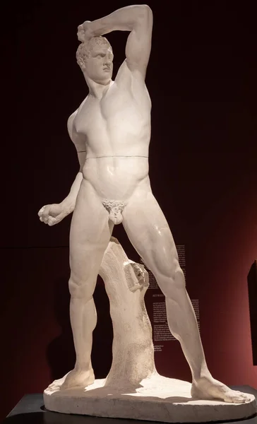 イタリアのバサノ グラパス 12月2023 クルーガンテ彫刻 アントニオ カノヴァ 1796年 マスカリンボディ彫像 アスリート強度 — ストック写真